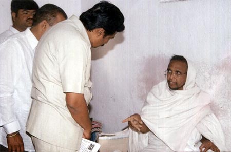 Discussion on eye donation with Big Aacharya Vijaywarbodhishwarji Surishwarji Ma. Sa. at Aurangabad (24th Dec, 2003)